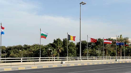 شوارع البلاد تزدان بأعلام الدول المشاركة في مؤتمر إعادة إعمار العراق