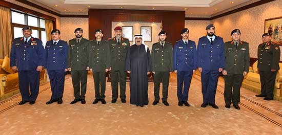 الشيخ ناصر صباح الأحمد والفريق الركن عبدالله النواف مع الضباط المرقين ﻿