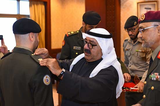 الشيخ ناصر صباح الأحمد يقلد أحد الضباط الجدد رتبته 