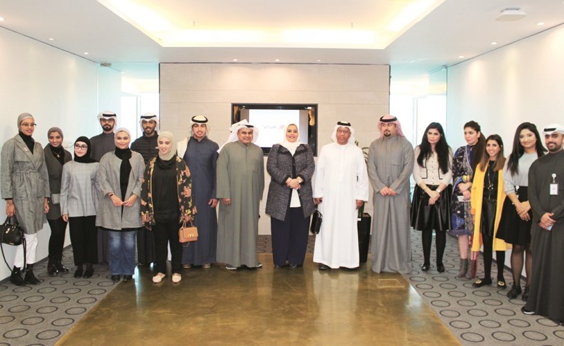 عبدالرزاق العيسى متوسطا عددا من أساتذة الجامعة وطلبة الأكاديمية﻿