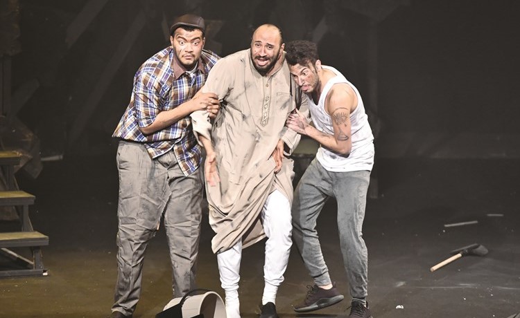 مشهد من مسرحية دماء على ورق  ﻿﻿(فريال حماد)﻿