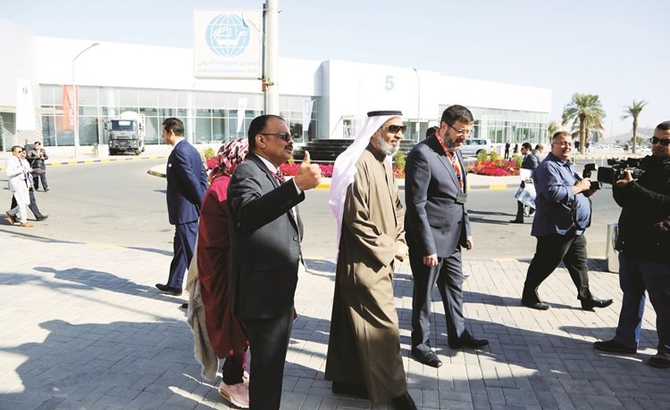 م.علي الحبيل وحمزة ملكاندي في جولة داخل جناح شركة بحرة الساير﻿