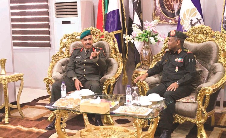  الفريق الركن محمد الخضر خلال لقائه رئيس الأركان المشتركة السوداني الفريق أول ركن عماد الدين عدوي ﻿