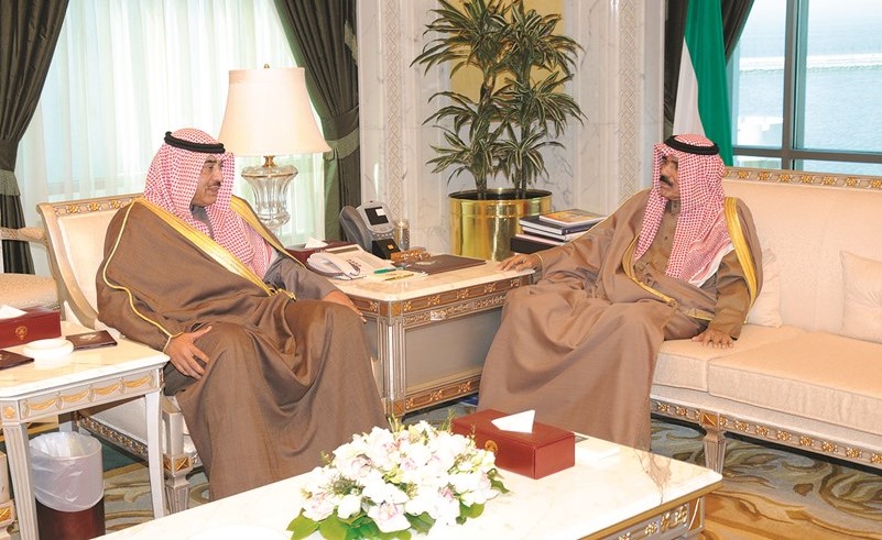 سمو ولي العهد الشيخ نواف الأحمد خلال لقائه الشيخ صباح الخالد ﻿