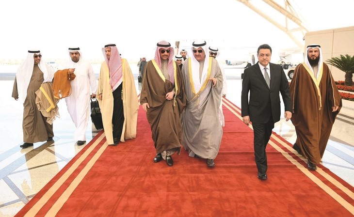 الرئيس الغانم والوفد المرافق له خلال عودتهم للبلاد امس ويبدو د.عودة الرويعي وراكان النصف والحميدي السبيعي وعلام الكندريوالسفير المصري طارق القوني﻿