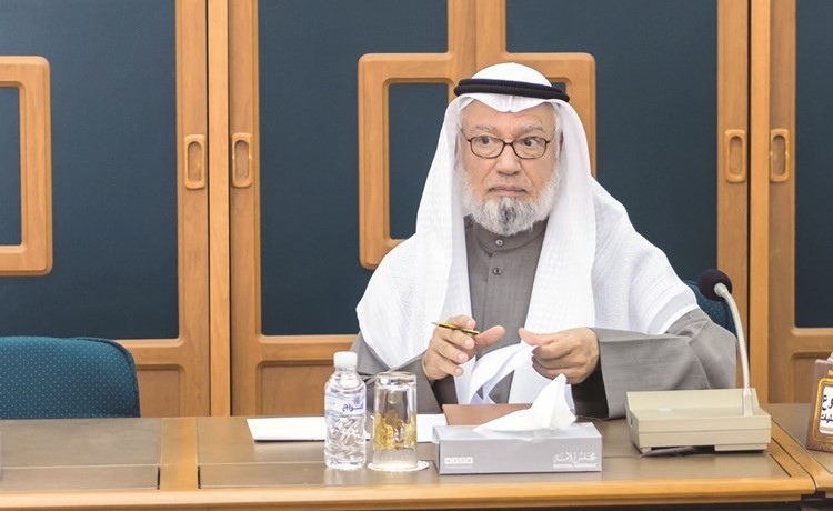 احمد باقر اثناء اجتماع اللجنة﻿