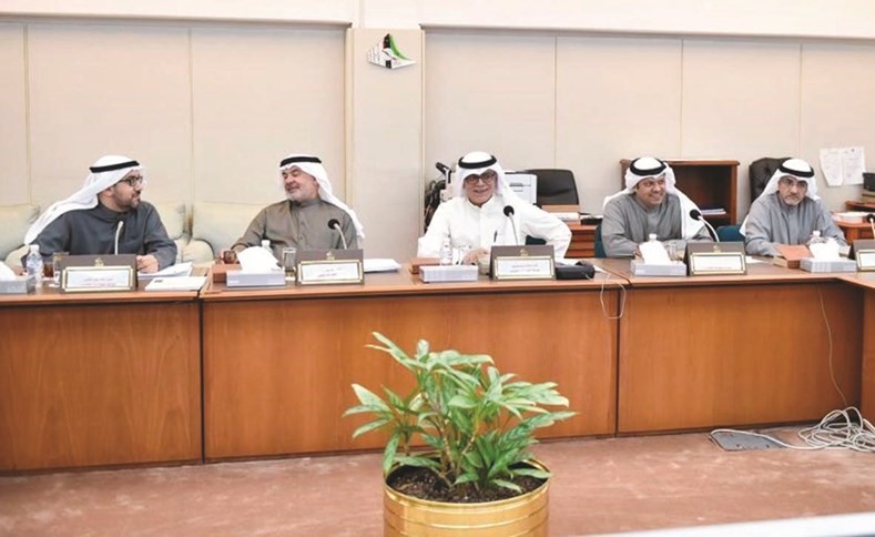 د. خليل عبدالله وفيصل الكندري وصلاح خورشيد وصالح عاشور وأسامة الشاهين خلال اجتماع اللجنة﻿