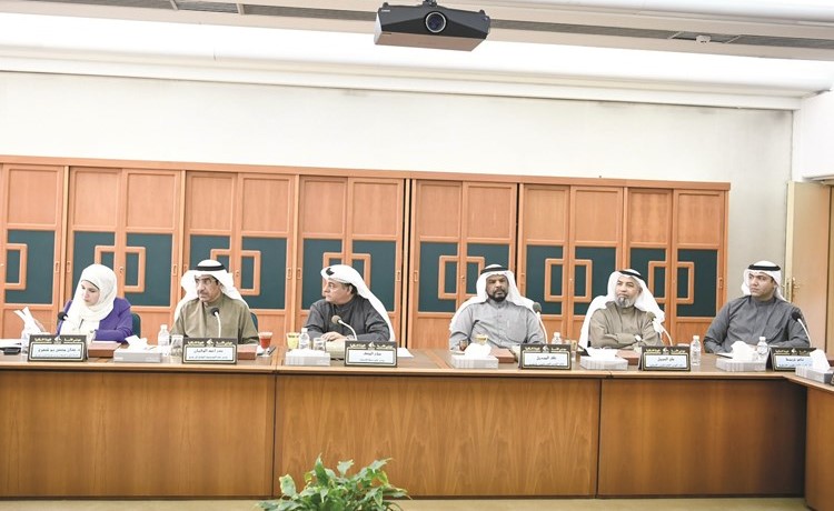 د. جنان بوشهري وبدر الوقيان وصلاح المضف أثناء اجتماع اللجنة الإسكانية﻿