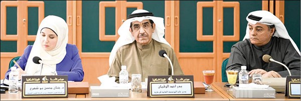 د.جنان بوشهري وبدر الوقيان وصلاح المضف أثناء اجتماع اللجنة الإسكانية