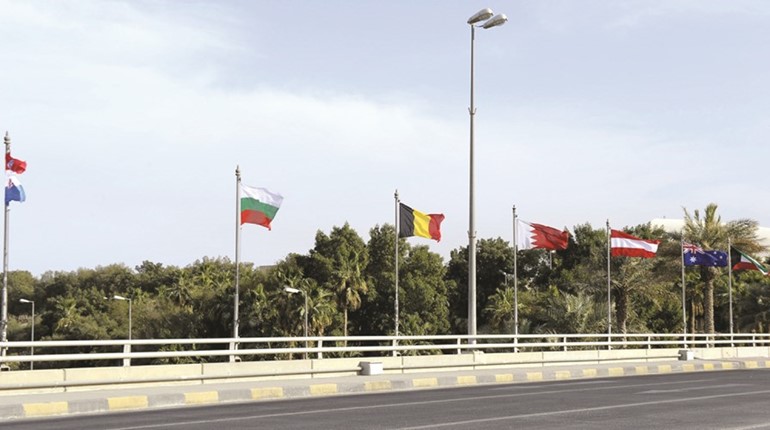 أعلام الدول المشاركة في المؤتمر ترفرف في شوارع الكويت