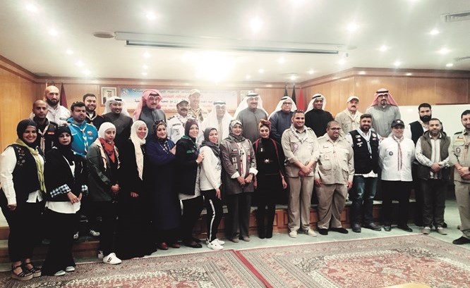 فيصل المقصيد مع المشاركين في أعمال دراسة مساعد مفوض خدمة وتنمية المجتمع ﻿