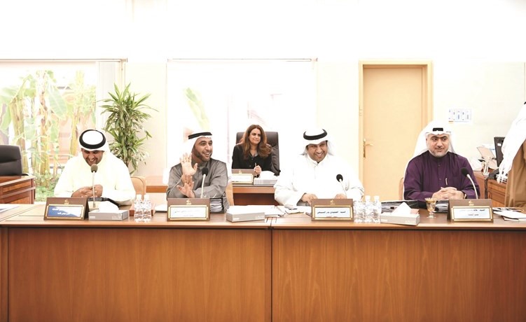 خالد الشطي والحميدي السبيعي ومحمد الدلال ويوسف الفضالة أثناء الاجتماع﻿