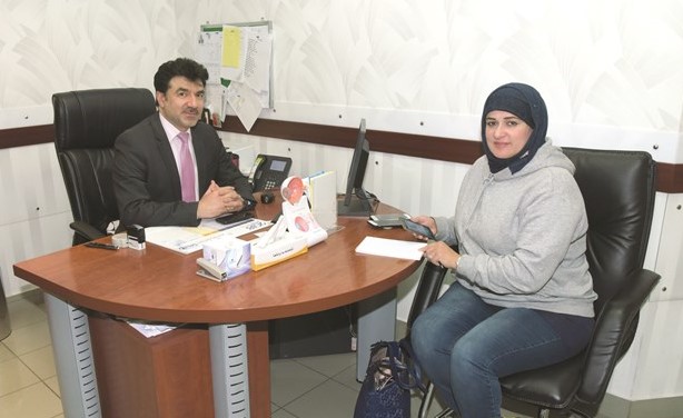 د.فيصل جراغ متحدثا للزميلة حنان عبدالمعبود -(محمد هنداوي)﻿