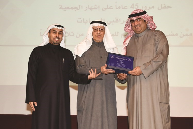 تكريم الرئيس الفخري لجمعية المحاسبين والمراجعين الكويتية يوسف العثمان﻿