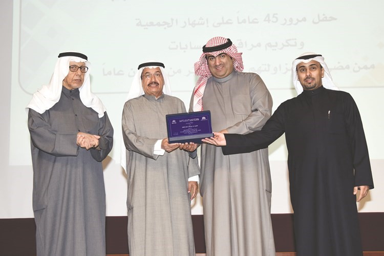 الروضان مكرما بدر الوزان بحضور صقر الحيص ويوسف العثمان﻿