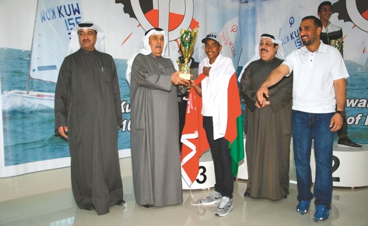 اللواء فهد الفهد يسلم الكأس للمعتصم الفارسي من عمان﻿