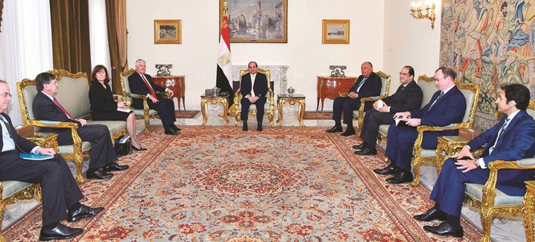 الرئيس عبدالفتاح السيسي مستقبلا وزير الخارجية الأميركي ريكس تيلرسون 	(رويترز)﻿