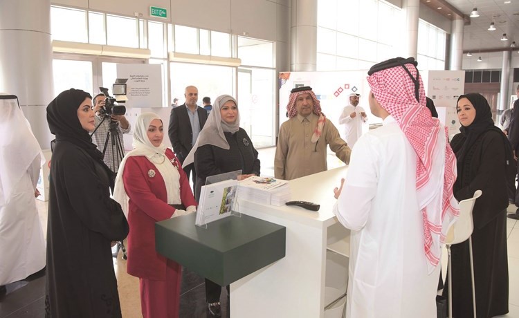 فاطمة السنان وسعد المهندي خلال جولة في المعرض(محمد هنداوي)﻿