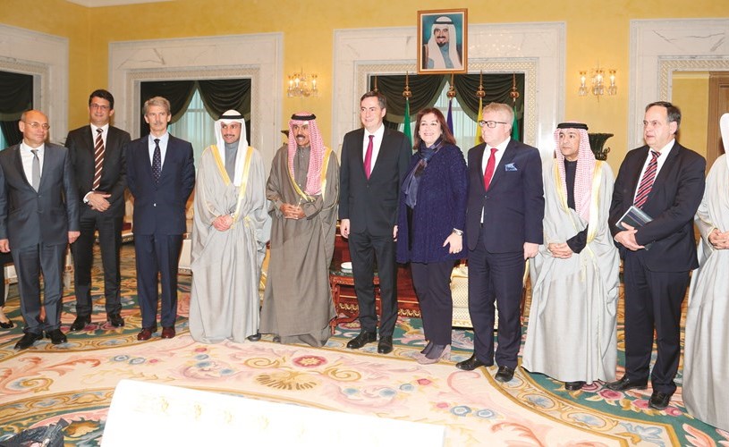 سمو ولي العهد الشيخ نواف الأحمد مستقبلا مرزوق الغانم ورئيس لجنة الشؤون الخارجية في البرلمان الأوروبي ورئيس حزب الشعب الأوروبي الألماني ديفيد ماكاليستر ﻿