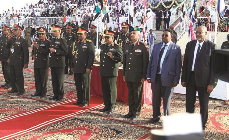 الرئيس السوداني عمر البشير والفريق الركن محمد الخضر خلال حفل التخرج ﻿