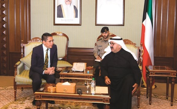 الشيخ ناصر صباح الأحمد مستقبلا وزير الدولة لشؤون الدفاع والخارجية السنغافوري ﻿