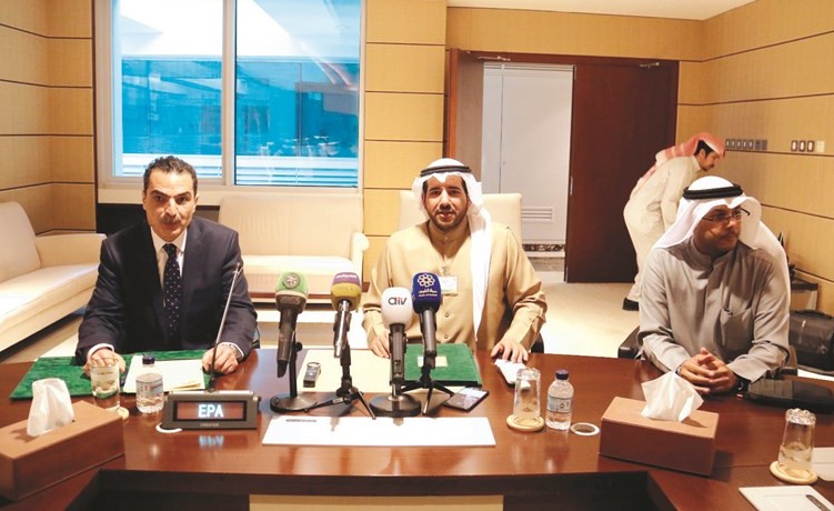 الشيخ عبدالله الأحمد وفهد الشريدة خلال توقيع الاتفاقية﻿