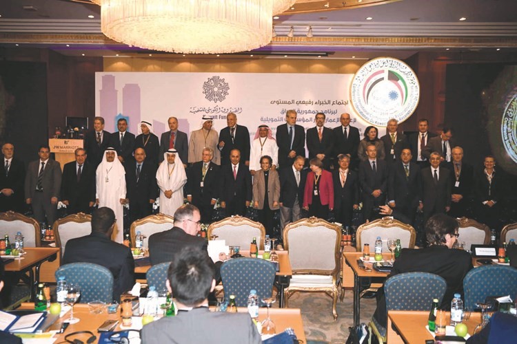 ﻿عبدالوهاب البدر في صورة جماعية مع الحضور والمشاركين في اجتماع الخبراء رفيعي المستوى لبرنامج إعادة اعمار العراق	(محمد هاشم)﻿