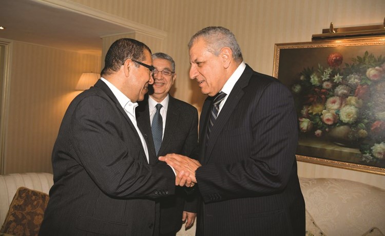 م.إبراهيم محلب مصافحا مستشار إدارة التحرير الزميل حسام فتحي بحضور وزير الكهرباء المصري محمد شاكر	(قاسم باشا)﻿