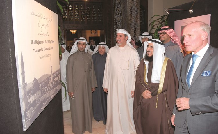 م. فريد عمادي والسفير فرانز بوتايت وفريد العلي والحضور خلال جولة في المعرض- (محمد هنداوي)﻿