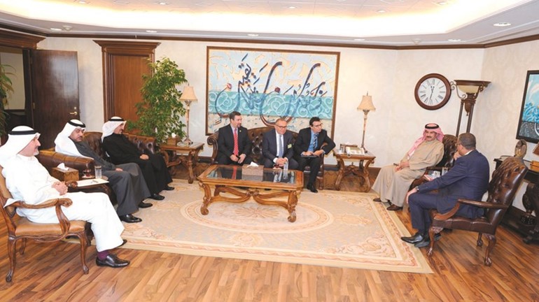 جانب من لقاء الشيخ مبارك الدعيج مع الوفد التونسي بحضور السفير أحمد بن الصغير﻿