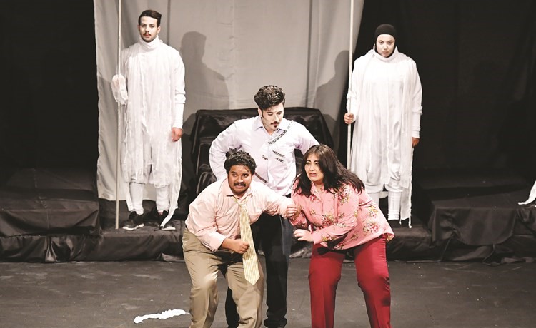 مشهد من مسرحية أقفاص 	(فريال حماد)
﻿
