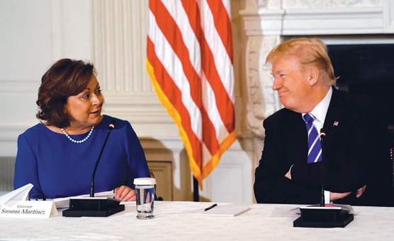 الرئيس الاميركي دونالد ترامب وحاكم نيو مكسيكو سوزانا مارتينيز خلال اجتماع حول البنية التحتية في البيت الأبيض 	                 (رويترز)