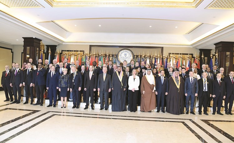 الشيخ صباح الخالد متوسطا المشاركين في مؤتمر أعمال الاجتماع الوزاري للتحالف الدولي ضد داعش	(قاسم باشا) ﻿