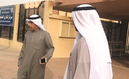 الوزير د.حامد العازمي ود.هيثم الأثري أثناء وصولهما إلى المدرسه﻿