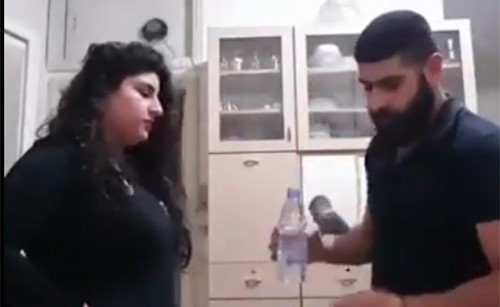 بالفيديو.. لبنانية تصفع شقيقها بقوة: يا ... خربتلي الميك أب !