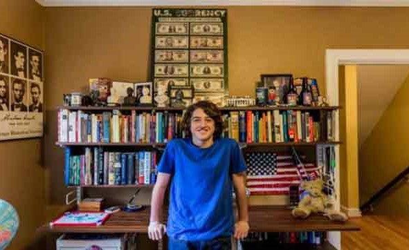 السياسة ثم المدرسة، فتى أمريكي يصبح نجما في سماء النشرات الصحفية