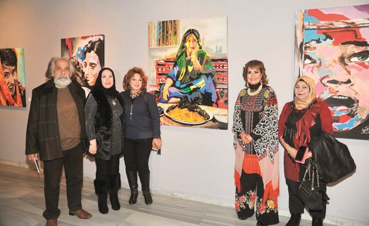 لقطة تجمع الفنانة سكينة الكوت والزميلة ناهد إمام مع مجموعة من الفنانين التشكيليين﻿