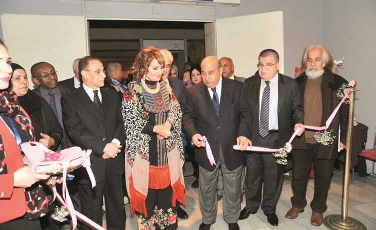 السفير محمد الذويخ وسكينة الكوت وعدد من الحضور خلال قص شريط افتتاح ريشة السلام 	(ناصر عبد السيد)﻿