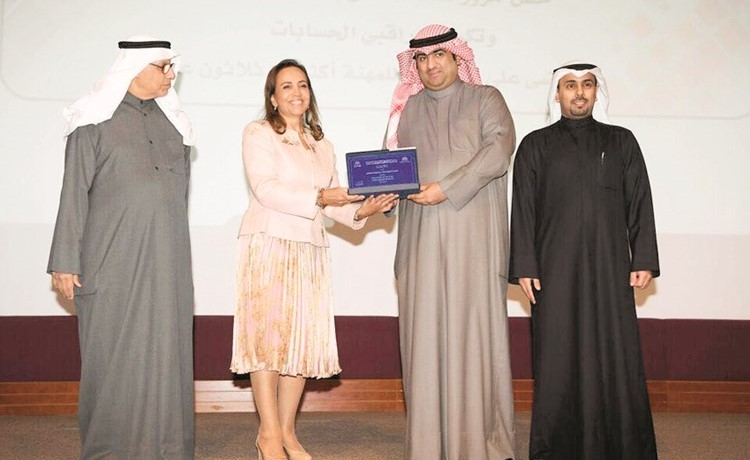 الوزير خالد الروضان مكرما فوزية الحساوي بحضور صقر الحيص ويوسف العثمان خلال احتفال جمعية المحاسبين بعيدها 45         (احمد علي)﻿
