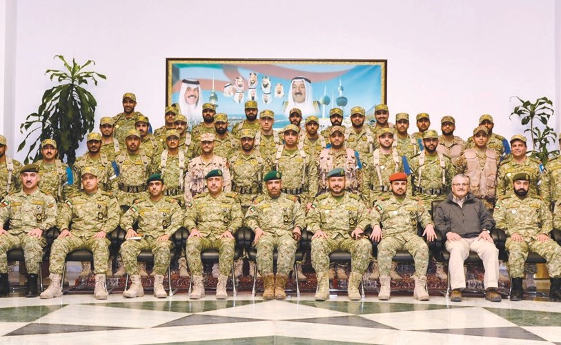 اللواء الركن فالح شجاع في صورة تذكارية مع المشاركين في التمرين بحضور عدد من قادة الحرس﻿