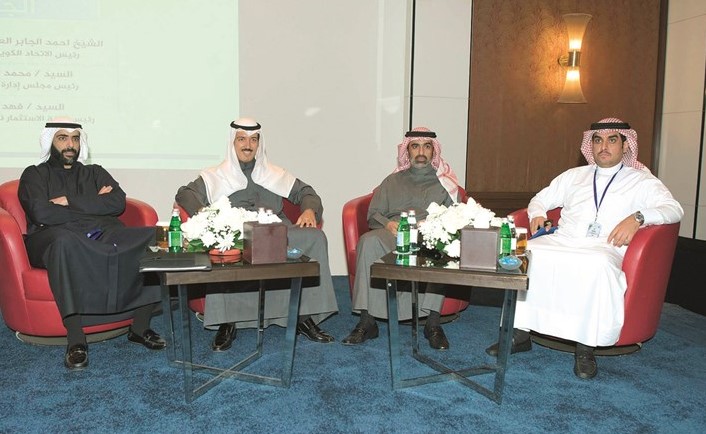 الشيخ احمد الجابر ومحمد المرزوق وفهد الغانم خلال ملتقى الاستثمار الرياضي	 (محمد هنداوي)﻿