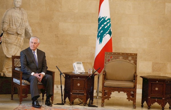 وزير الخارجية الأميركي خلال انتظاره في قصر الرئاسة اللبناني