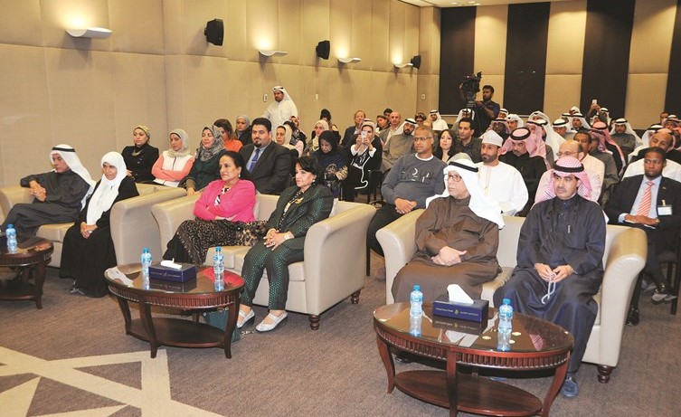 الحضور يتابعون ندوة الاقتصاد الكويتي في المكتبة الوطنية	 (عادل سلامة)﻿