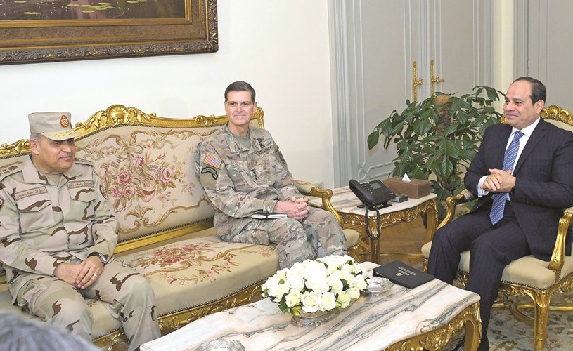الرئيس عبدالفتاح السيسي مستقبلا الفريق أول جوزيف فوتيل قائد القيادة المركزية الأميركية بحضور الفريق أول صبحي صدقي﻿