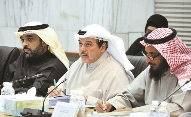 يوسف الصقعبي متوسطا عضوين من اللجنة المؤقتة -(عادل سلامه)﻿
