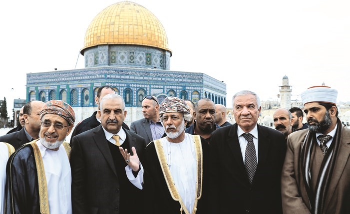 وزير الشؤون الخارجية في سلطنة عمان يوسف بن علوي خلال زيارته لمسجد قبة الصخرة بالقدس الشرقية امس	(أ.ف.پ) ﻿