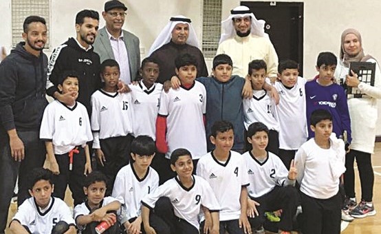 الفايز الى جانب معلمي ولاعبي منطقة الجهراء التعليمية ﻿