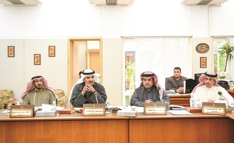 خالد المطيري ومبارك الحجرف وحمدان العازمي وسعود الشويعر أثناء اجتماع لجنة العرائض والشكاوى ﻿