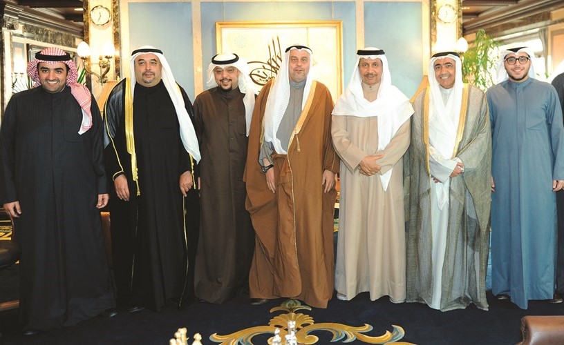 سمو رئيس الوزراء الشيخ جابر المبارك متوسطا د. حمد التويجري ورئيس مجلس إدارة الخطوط الوطنية علي الفوزان وأعضاء المجلس الإدارة﻿