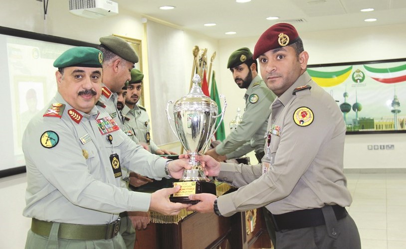 الفريق الركن م.هاشم الرفاعي مكرما احد خريجي الدورة﻿